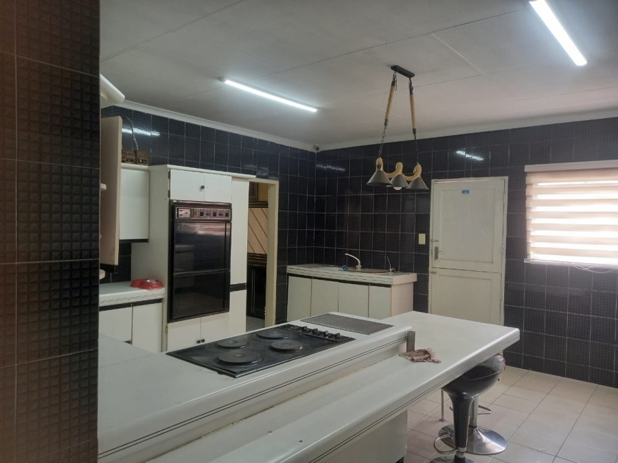 5 Bedroom Property for Sale in Manzil Park North West